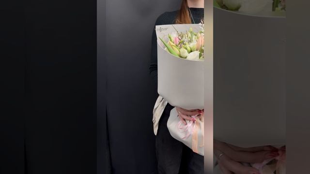 букет из розовых тюльпанов,белого лизиантуса и гинисты.