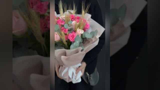 букет из розовых и малиновых роз с эвкалиптом и  декоративными злаками.