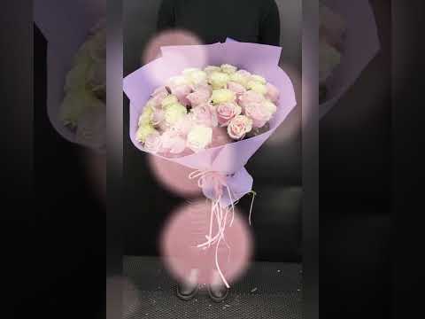 25 розовых и белых эквадорских роз в букете