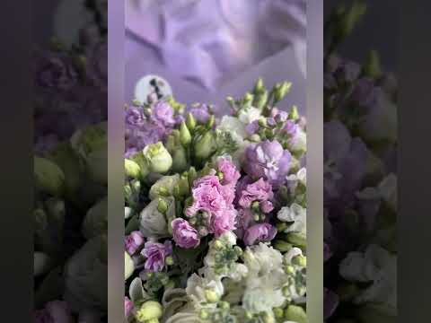 букет из розовой и сиреневой маттиолы и белой эустомы.