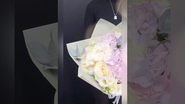 букет из белых роз,розовой гортензии и белой эустомы.