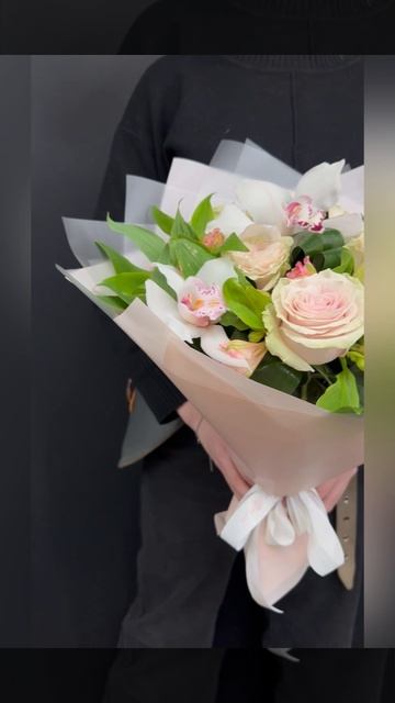 букет из розовых роз,белых орхидей цимбидиум и белой альстромерии.