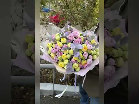 букет из 33 кустовых пионовидных роз жёлтого и сиреневого цвета с эвкалиптом