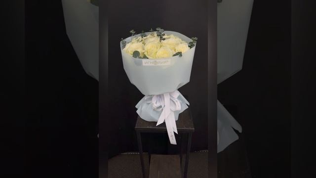 Букет из 15 белых кенийских роз с эвкалиптом