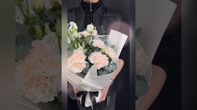 букет из кремовых гвоздик и белой эустомы.