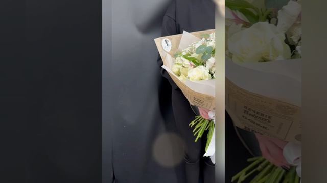 букет из белых роз,альстромерий с белой гипсофилой и эвкалиптом.