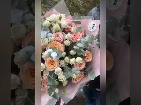 букет из персиковых и сиреневых пионовидных роз с эвкалиптом.