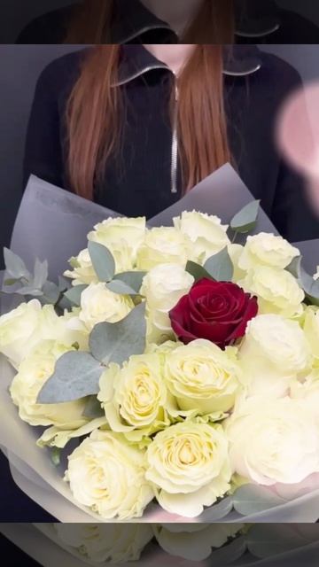 букет из 21 белой розы с красной розой и эвкалиптом в упаковке