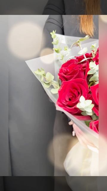 букет из 21 красной розы с белой розой и эвкалиптом в упаковке