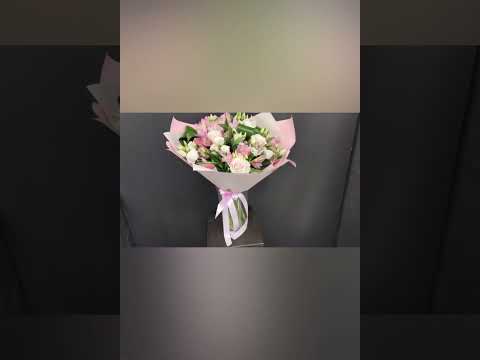 букет с розовыми розами,альстромериями и белой эустомой.