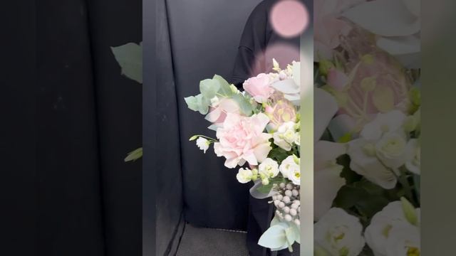 композиция из розовых роз,гвоздик и брунии с белой эустомой с эвкалиптом в светлой корзине