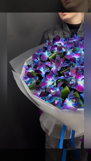 букет из синих орхидей дендробиум с эвкалиптом в белой упаковке