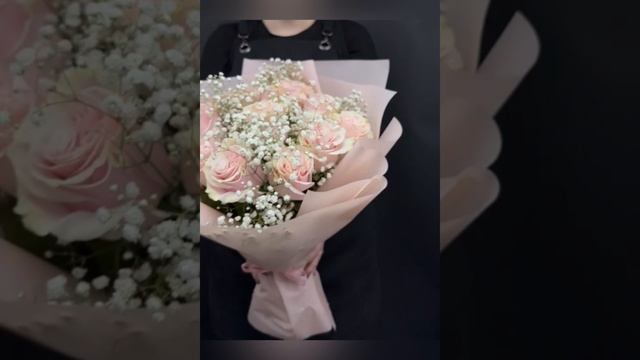 Букет из 15 роз нежно-розового оттенка с гипсофилой