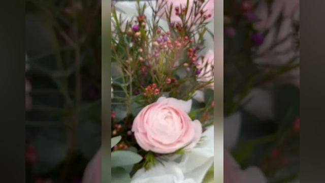 букет из розовых ранункулюсов и розового хамелациума.