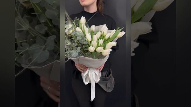 25 белых тюльпанов в букете с эвкалиптом в декоративной упаковке

