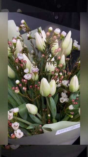 Букет из тюльпанов и ваксфлауэра &laquo;Поэма&raquo;